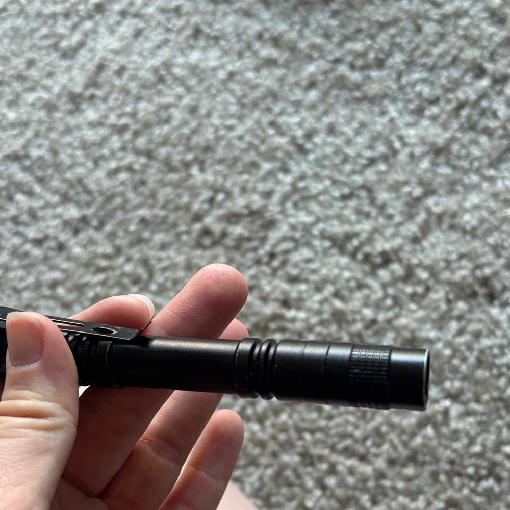 Black Red Light Flashlight - Picture 3 of 4
